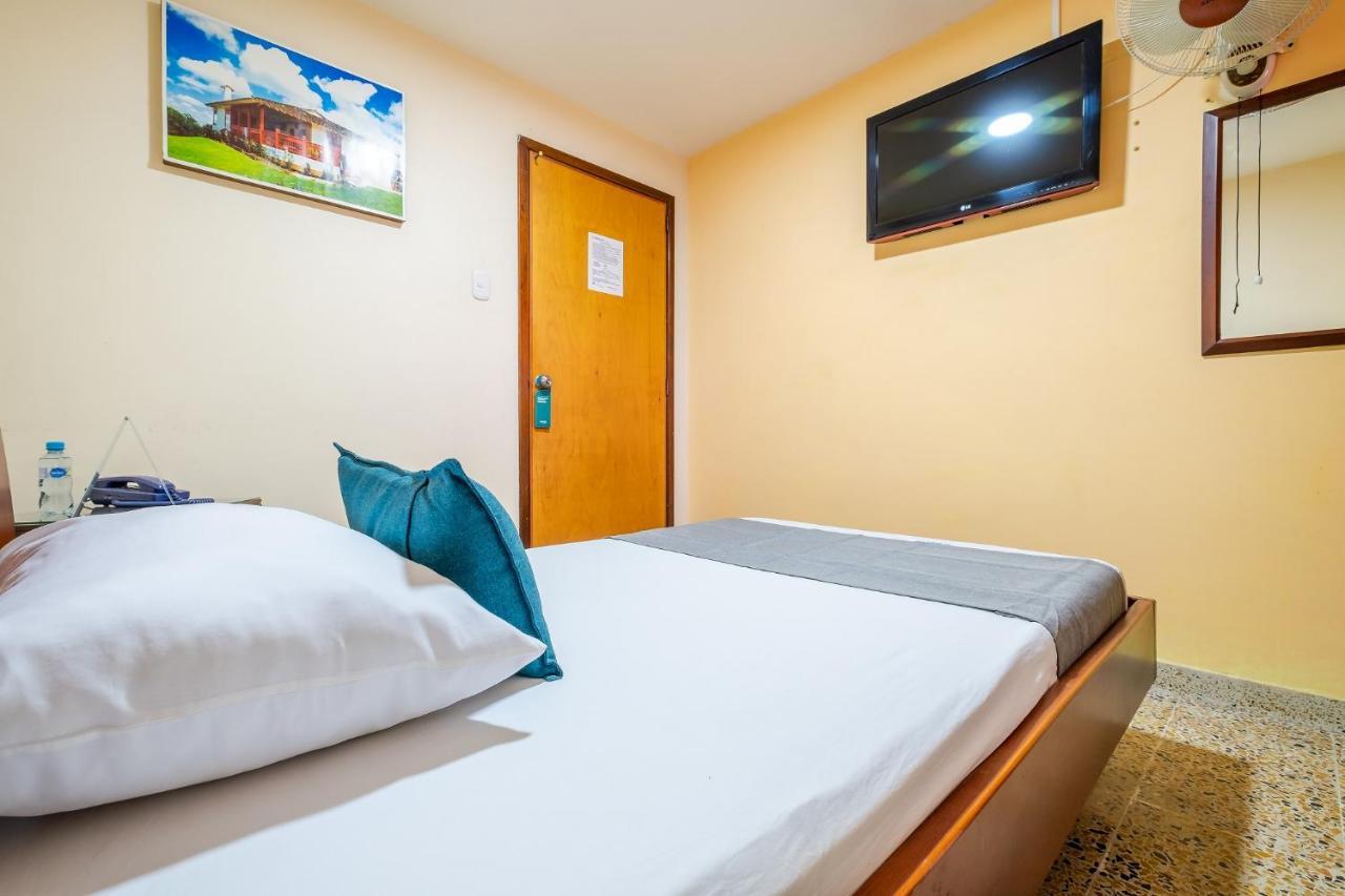 Hotel Almirante ブカラマンガ エクステリア 写真