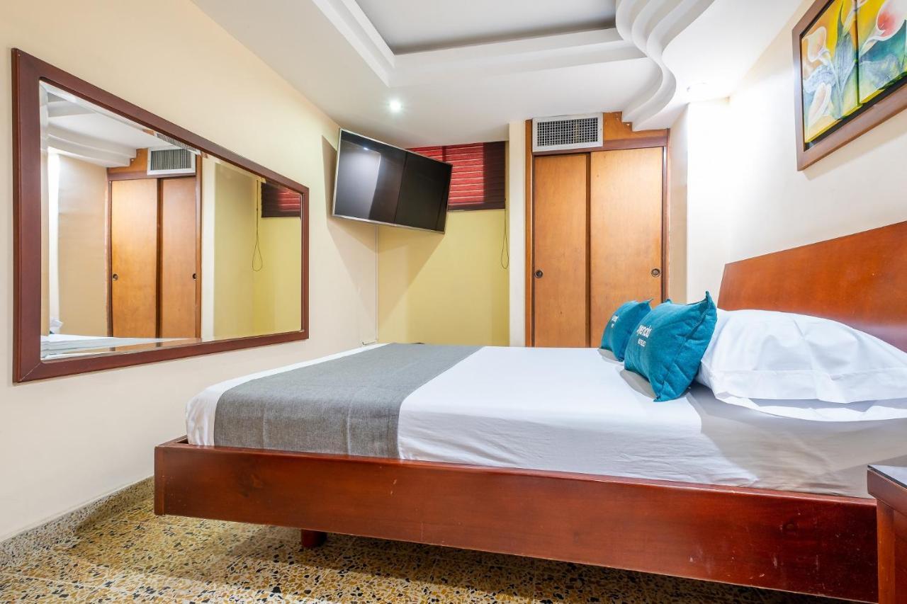 Hotel Almirante ブカラマンガ エクステリア 写真